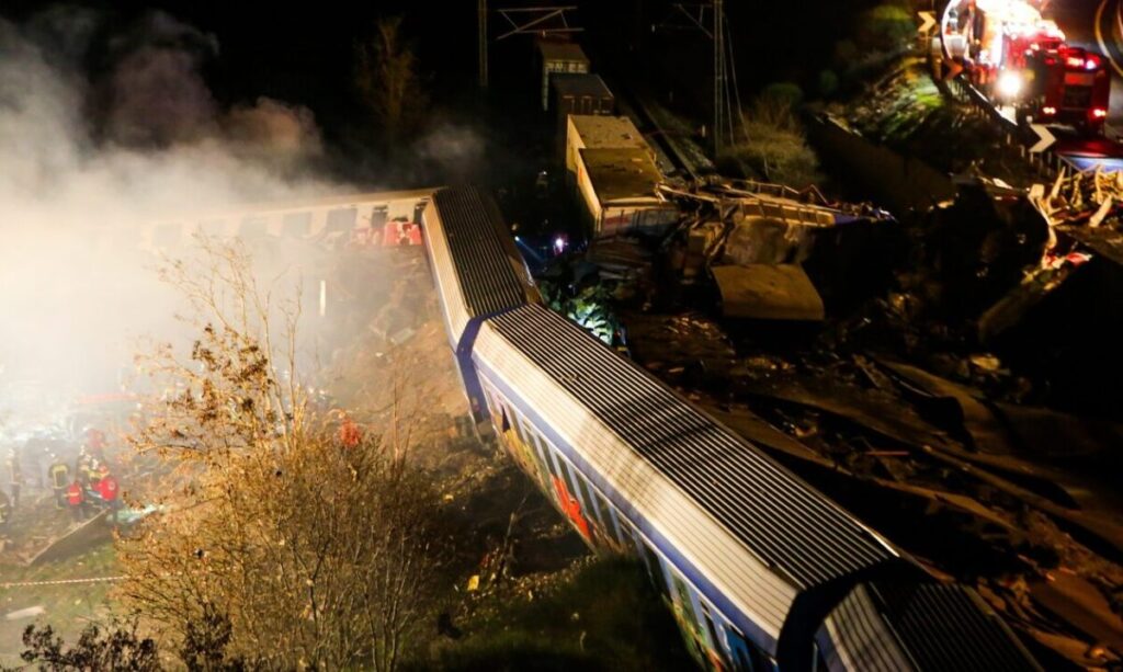 Τέμπη: Βρέθηκαν τα συντρίμμια της καμπίνας της εμπορικής αμαξοστοιχίας