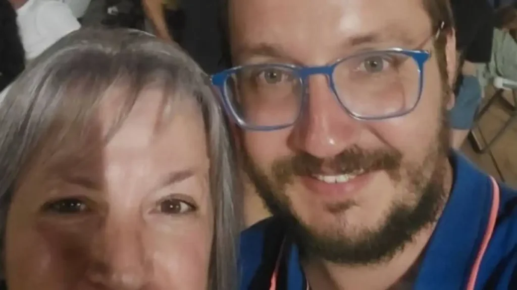 Βασίλης Καλογήρου: Η συγκινητική ανάρτηση της μητέρας του – «Τέτοιες μέρες του 1985, ως δώρο ανεκτίμητο, σε κράτησα στην αγκαλιά μου για πρώτη φορά»