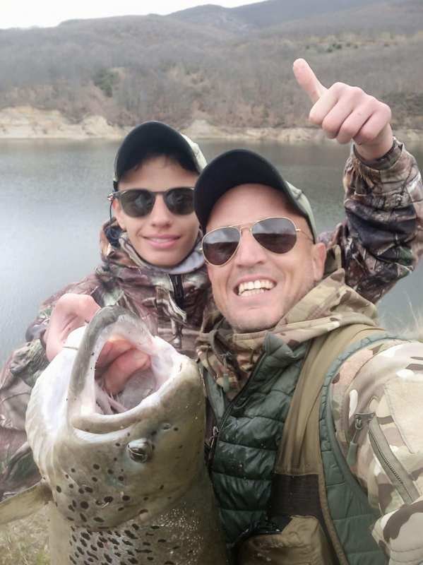 Ο Δημήτρης Τσιγάρας αλίευσε άγρια πέστροφα 92 εκατοστών – Η μεγαλύτερη που έχει πιαστεί με καλάμι στην Ευρώπη και η δεύτερη στον κόσμο!