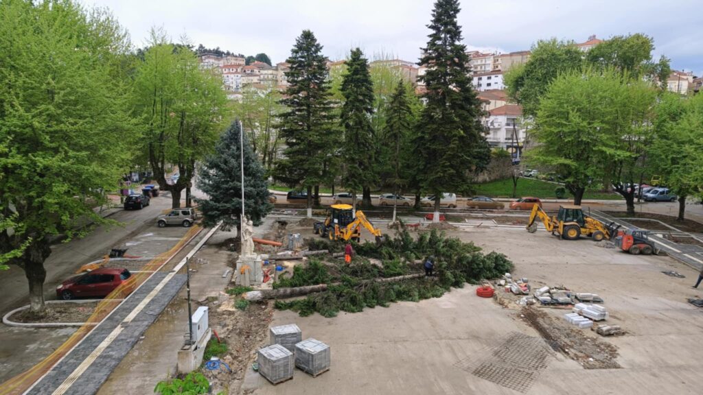 Η «ανάπλαση» στην πλατεία Μακεδονομάχων δεν τελειώνει ποτέ…!