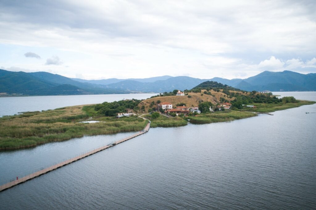 Μία ώρα αργότερα, αύριο,  τα σχολεία στον Δήμο Πρεσπών