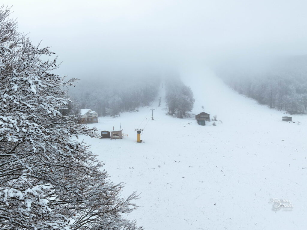 Μεγάλος όγκος χιονιού στο Χιονοδρομικό Κέντρο Βιτσίου στην μέση της Άνοιξης (φωτογραφίες)