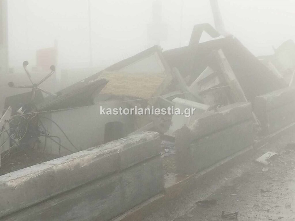 Συγκλονιστικές εικόνες από το φοβερό τροχαίο στα διόδια Πολυμύλου – Αναφορές για νεκρούς