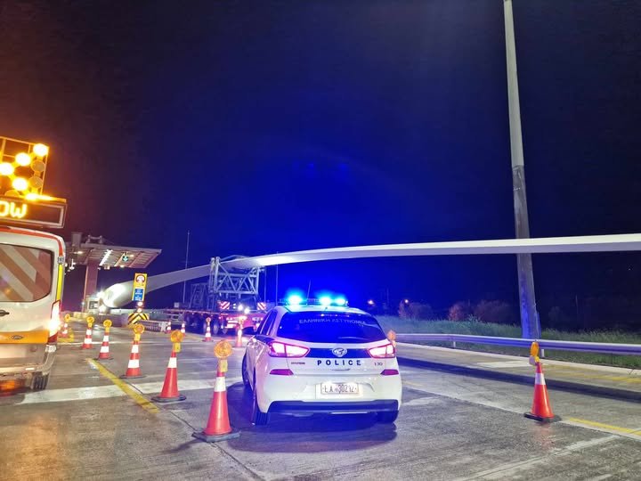 Έκλεισαν τα διόδια Πολυμύλου για να περάσουν  γιγαντιαία “πτερύγια” από ανεμογεννήτριες – Βίντεο
