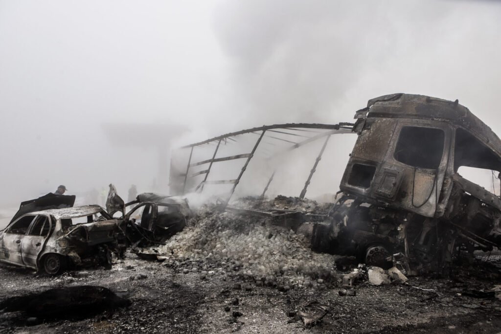 Πώς έγινε το τροχαίο που συγκλόνισε σήμερα -Το αυτοκίνητο που έκανε όπισθεν στη λωρίδα e-pass και έπεσαν επάνω του ΙΧ και φορτηγό