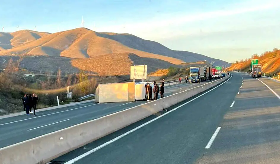 Τροχαίο στην Εγνατία μετά τη Σιάτιστα – Φορτηγό τούμπαρε και έκλεισε το ρεύμα προς Γρεβενά