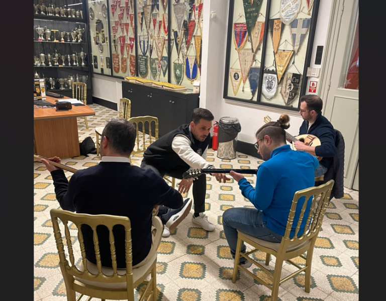 Ο Έλληνας που διδάσκει τους Τούρκους διπλοπενιές – «Τρελαίνονται για μπουζούκι»