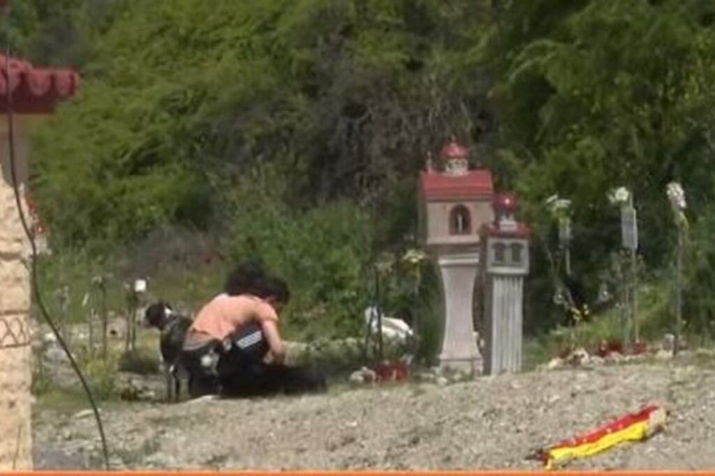 Τέμπη: Συγγενείς των θυμάτων άναψαν τα καντήλια με το Αγιο Φως: Κοιτούσα στον ουρανό για να της πω χρόνια πολλά