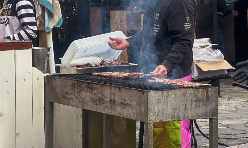 Τέλος στα πανηγύρια με σουβλάκια και ψησίματα – Μόνο με catering