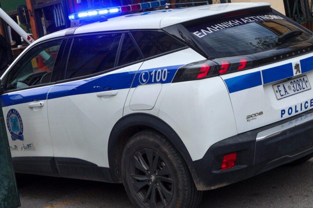 Μπήκε στο περιπολικό και έκανε τον παλιατζή από το μεγάφωνο (Βίντεο)