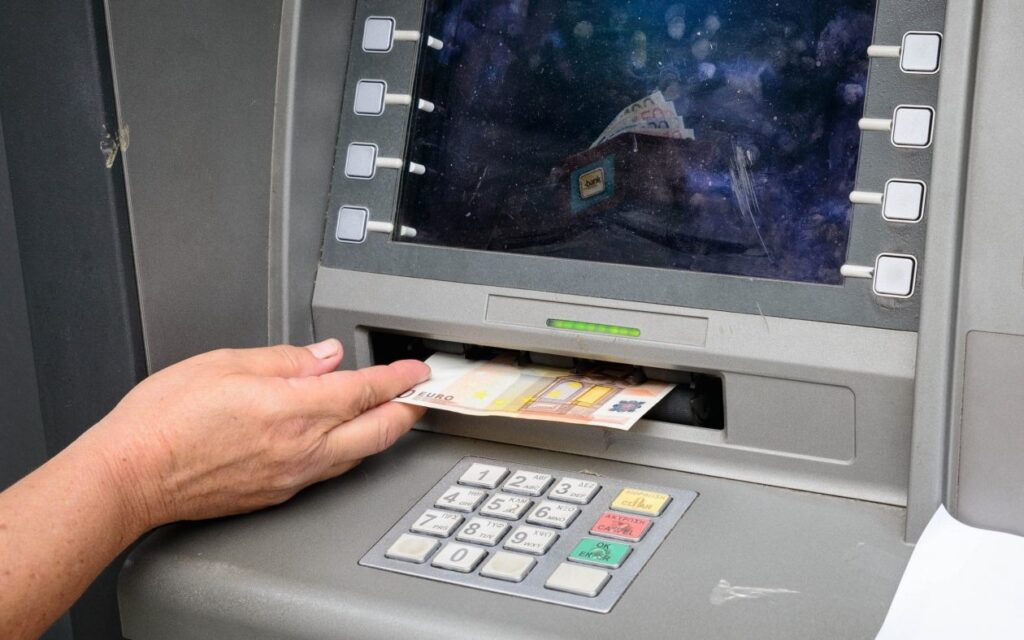 Τέλος σταδιακά οι κάρτες στα ATM: Πώς θα βγάζουμε λεφτά