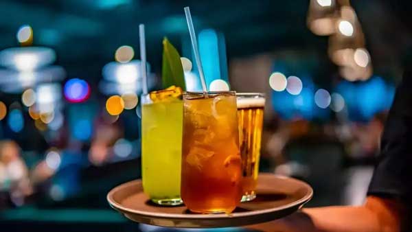 Στο νοσοκομείο μαθητής μετά από κατανάλωση αλκοόλ σε σχολική εκδρομή – Χειροπέδες σε 12 καθηγητές