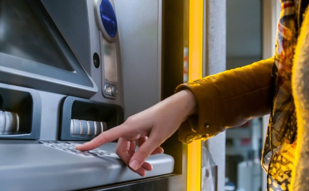 Τέλος οι κάρτες στα ΑΤΜ: Πώς θα κάνετε αναλήψεις με τον νέο τρόπο