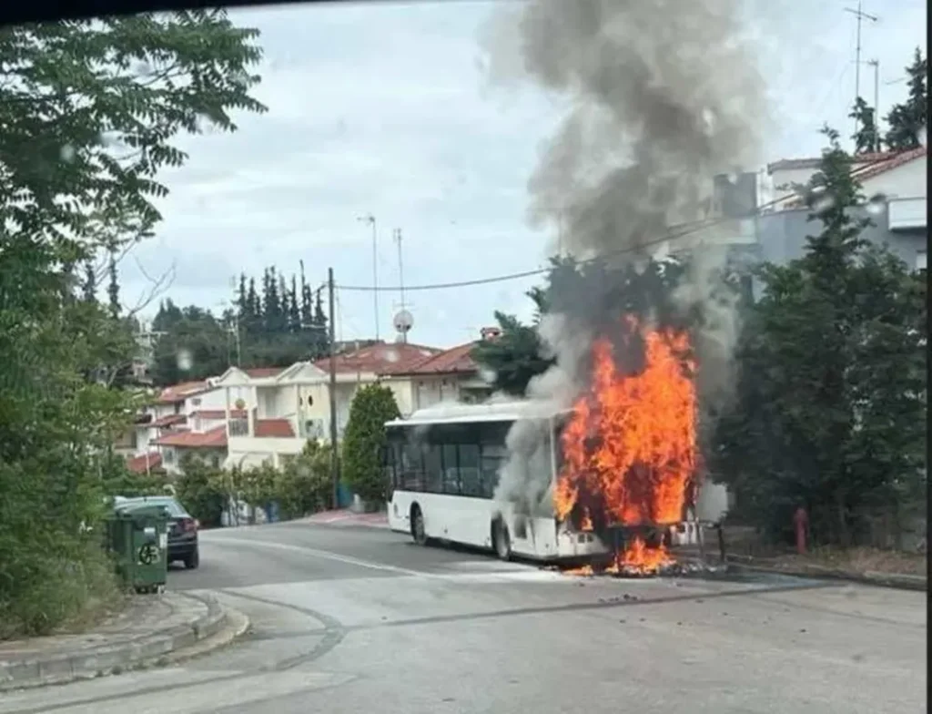 Θεσσαλονίκη: Παρανάλωμα του πυρός αστικό λεωφορείο στο Πανόραμα (φωτο+videos)