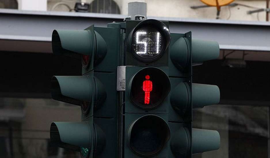 Νέος ΚΟΚ: Περάσατε πεζός με κόκκινο; Πόσο είναι το πρόστιμο που σας περιμένει