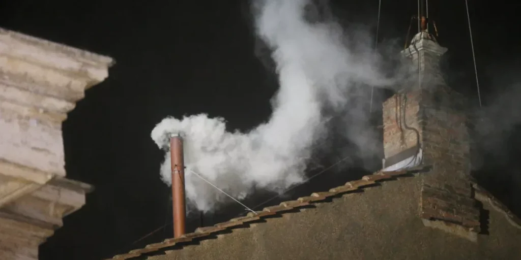 Λευκός καπνός στο Βατικανό – Εκλέχθηκε νέος Πάπας