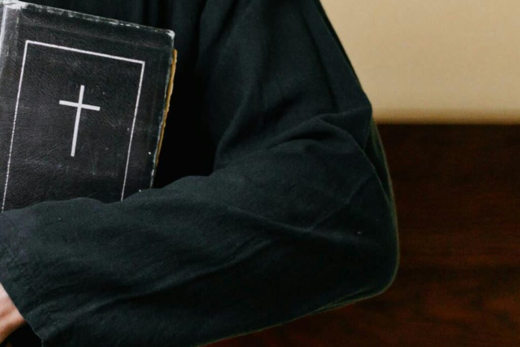 Παπάς ήταν πληροφοριοδότης για ληστεία ηλικιωμένης για 650€