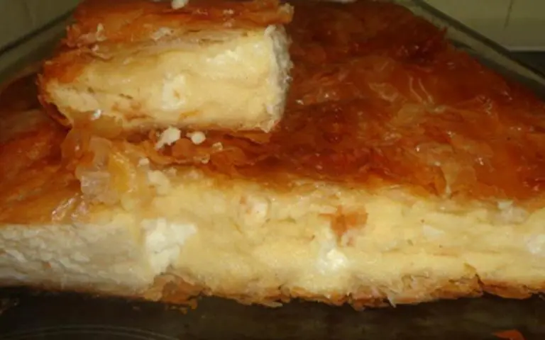 Πανεύκολη και πεντανόστιμη τυρόπιτα με φύλλο κρούστας και σιμιγδάλι