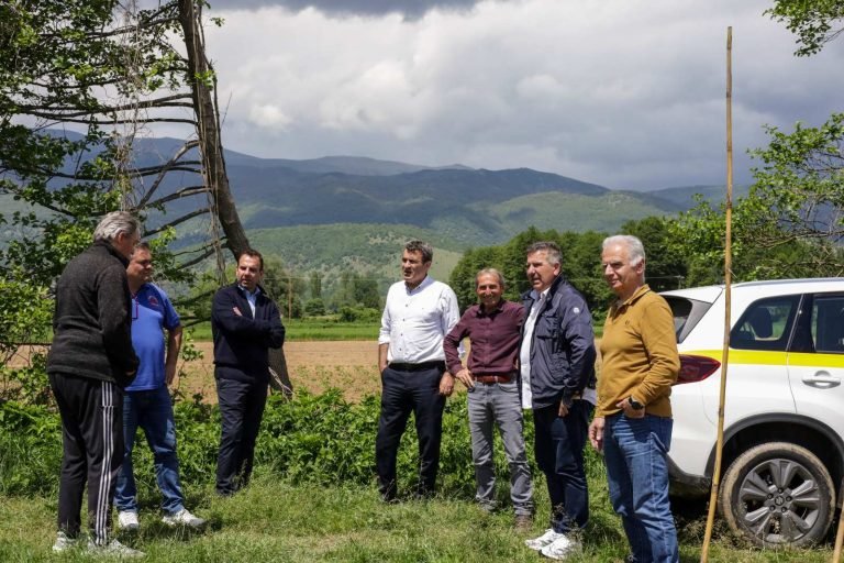 Επίσκεψη του κ. Σαββόπουλου και του κ. Χαρούμενου σε πληγείσες από τη χαλαζόπτωση περιοχές του Δήμου Καστοριάς