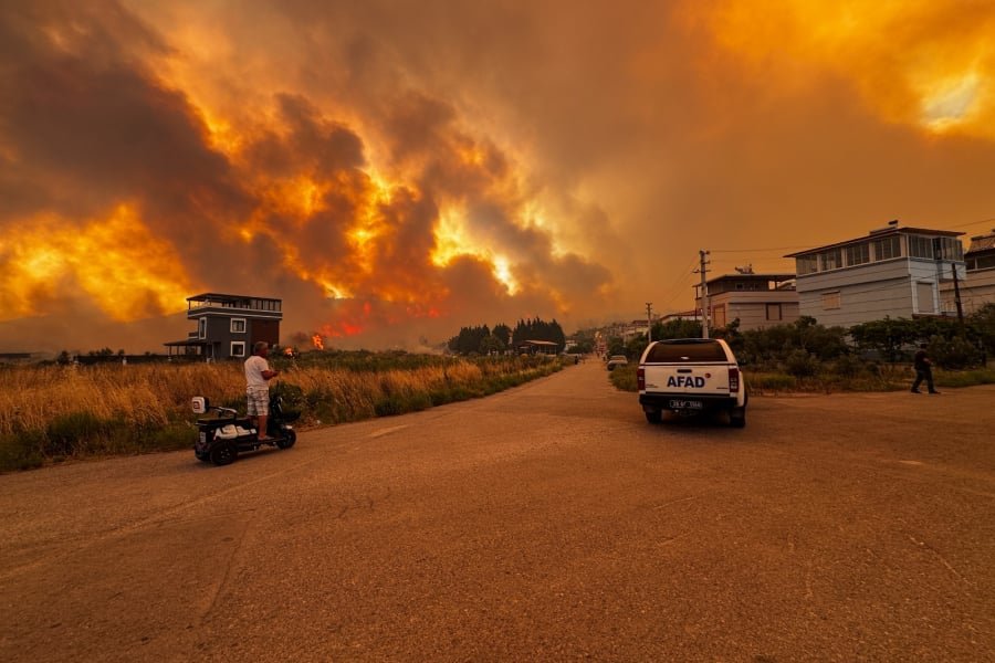 Μεγάλη φωτιά στη Σμύρνη: «Βρέχει» στάχτη στην Πάτμο (βίντεο)