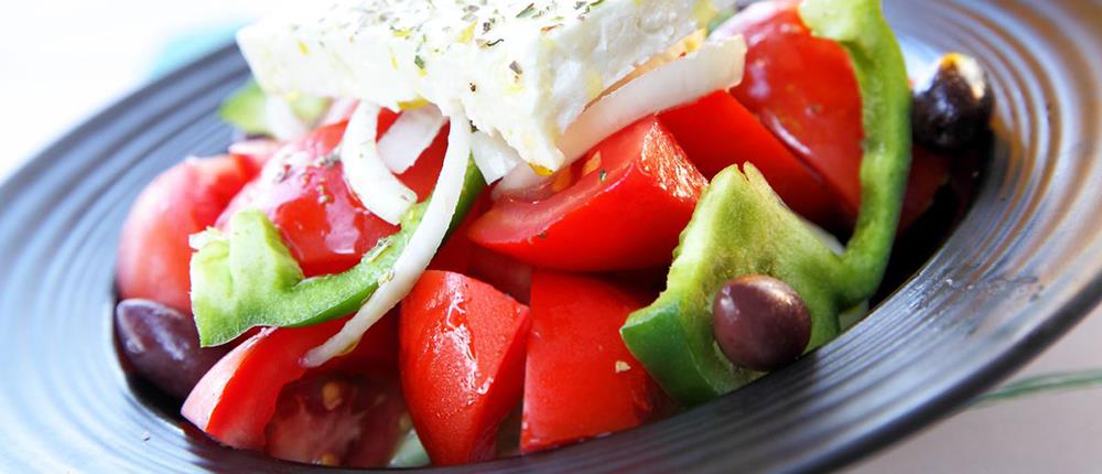 Ακρίβεια: Χωριάτικη σαλάτα από.. “χρυσάφι” – Από συνοδευτικό έγινε κυρίως πιάτο (βίντεο)