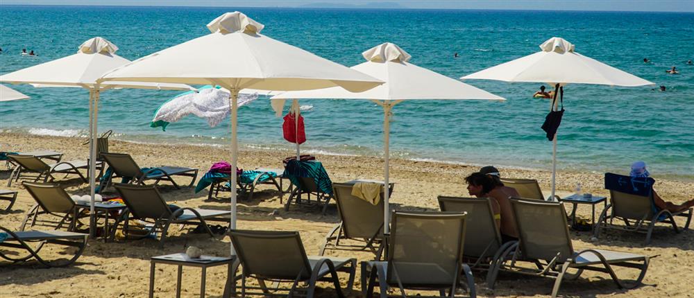 Βουτιές από “χρυσάφι”: Σετ ξαπλώστρες κοστίζουν όσο ένα αεροπορικό εισιτήριο (βίντεο)