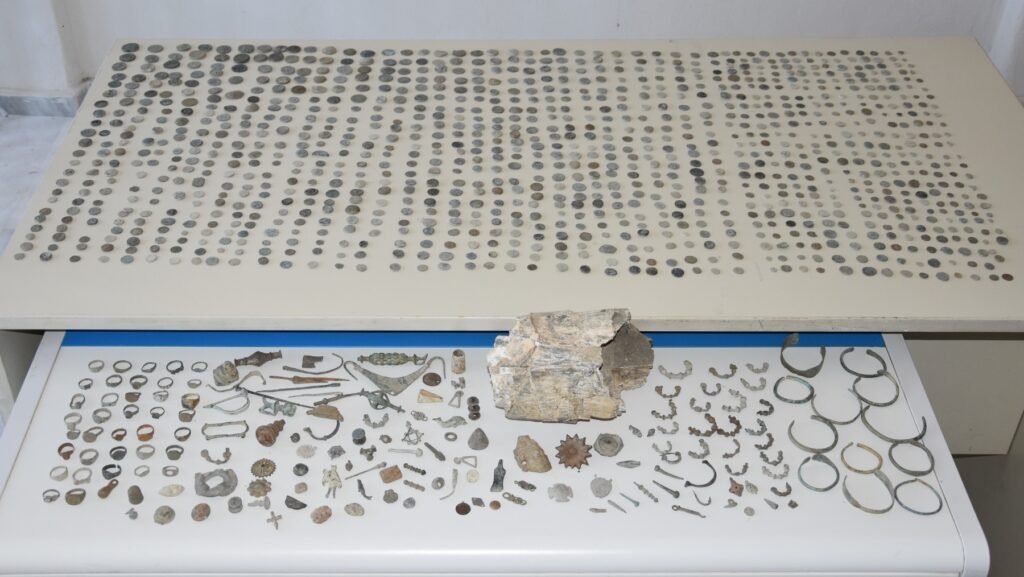 Γρεβενά: Εντοπίστηκαν αρχαία αντικείμενα μεγάλης ιστορικής αξίας και ένα απολίθωμα 3.000.000 ετών! -Συνελήφθησαν δύο άτομα με χιλιάδες αρχαία νομίσματα