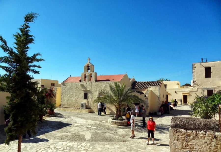 Και παπάδες στη… μπίζνα του ΟΠΕΚΕΠΕ: Το αμαρτωλό μοναστήρι στην Κρήτη