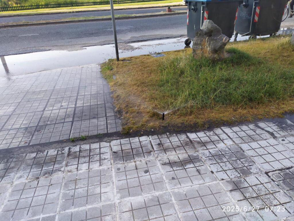 Καστοριά: Τρελάθηκαν τα μπεκ του Δήμου και… δροσίζουν τους περαστικούς !