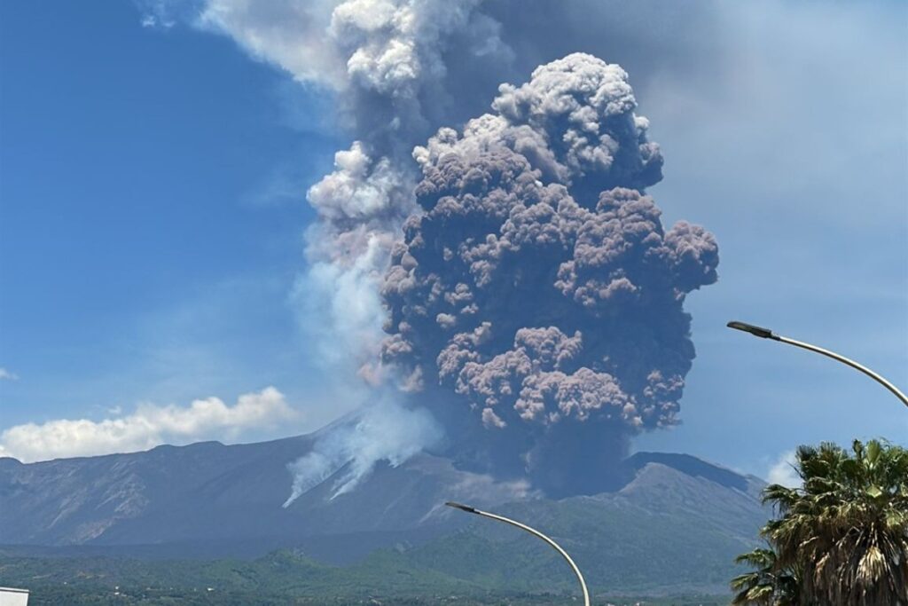 Εξερράγη η Αίτνα: Τουρίστες άρχισαν να τρέχουν