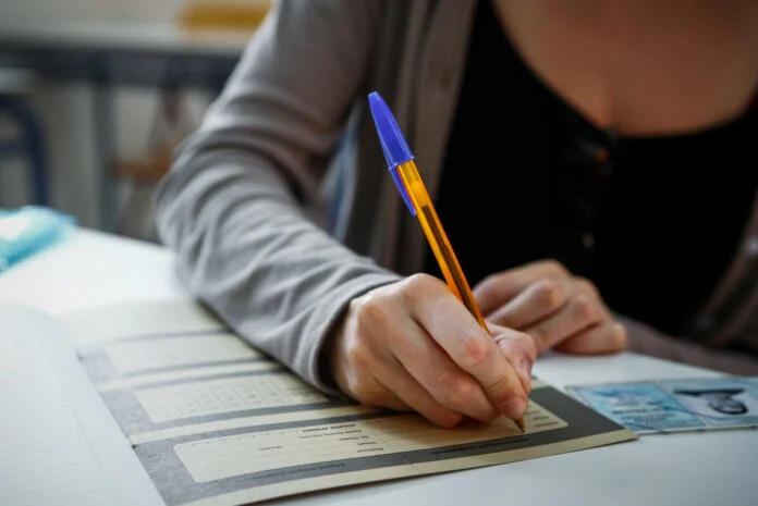 Πανελλήνιες: Συνελήφθη διευθύντρια λυκείου – Γιατί κατατέθηκε μήνυση εναντίον της από γονέα