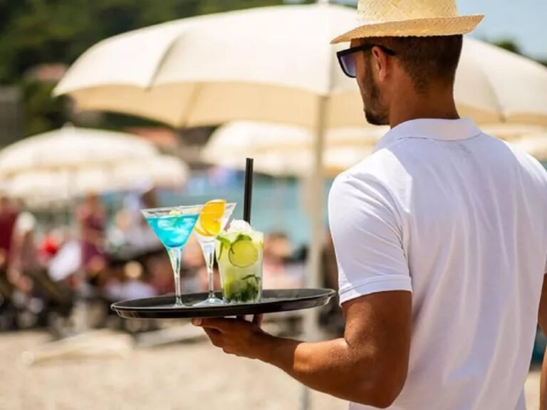 Τουρισμός με όρους… εξάντλησης: Η σκοτεινή πλευρά της καλοκαιρινής σεζόν μέσα από τις αγγελίες