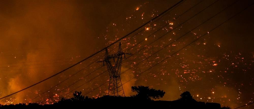Φωτιά στην Ιεράπετρα: Κραυγή αγωνίας από τον δήμαρχο – Ανεξέλεγκτη η κατάσταση