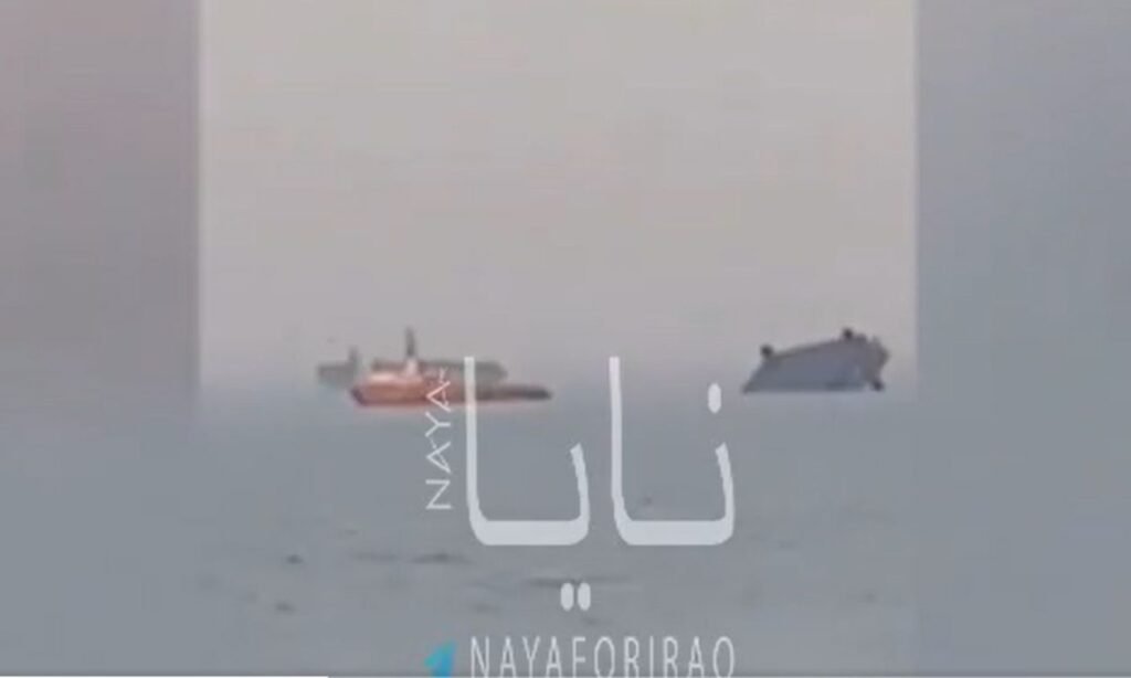 Γεωτρύπανο ανατράπηκε στον Κόλπο του Σουέζ – Τέσσερις νεκροί, πολλοί τραυματίες, Βίντεο