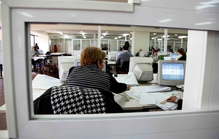 Αντιμέτωποι με την απόλυση θα βρεθούν όσοι δημόσιοι υπάλληλοι αρνούνται την αξιολόγηση