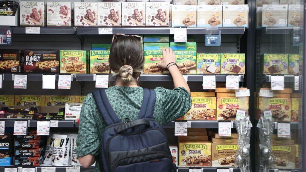 Ακρίβεια: Οι τουρίστες στα ελληνικά νησιά προτιμούν μαγείρεμα στο σπίτι αντί για εστιατόρια