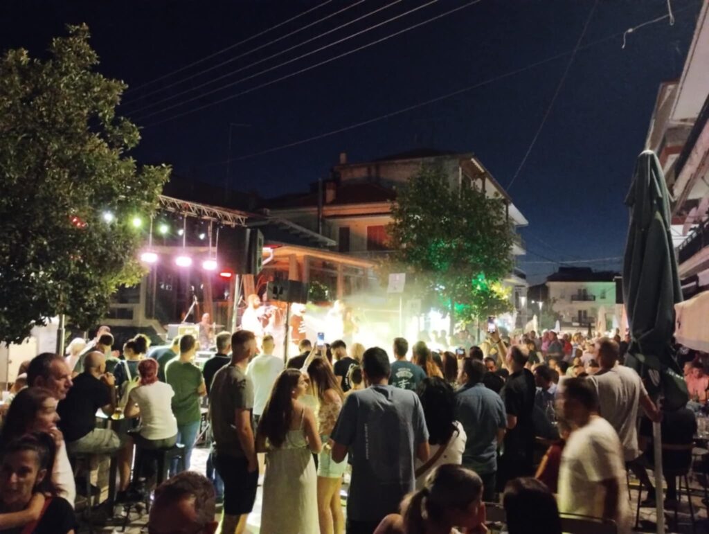 Καλοκαίρι στο Άργος Ορεστικό: Μαγική βραδιά με τις «ΚΟΥΠΕΣ»  Πλημμύρισε ο πεζόδρομος από κόσμο