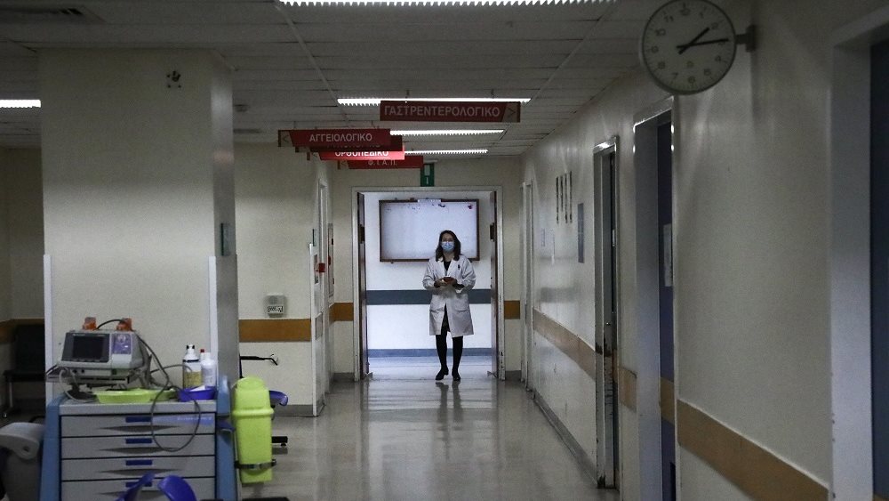 Πώς οι ιδιώτες γιατροί θα μπορούν να χειρουργούν στα δημόσια νοσοκομεία – Πώς θα πληρώνονται