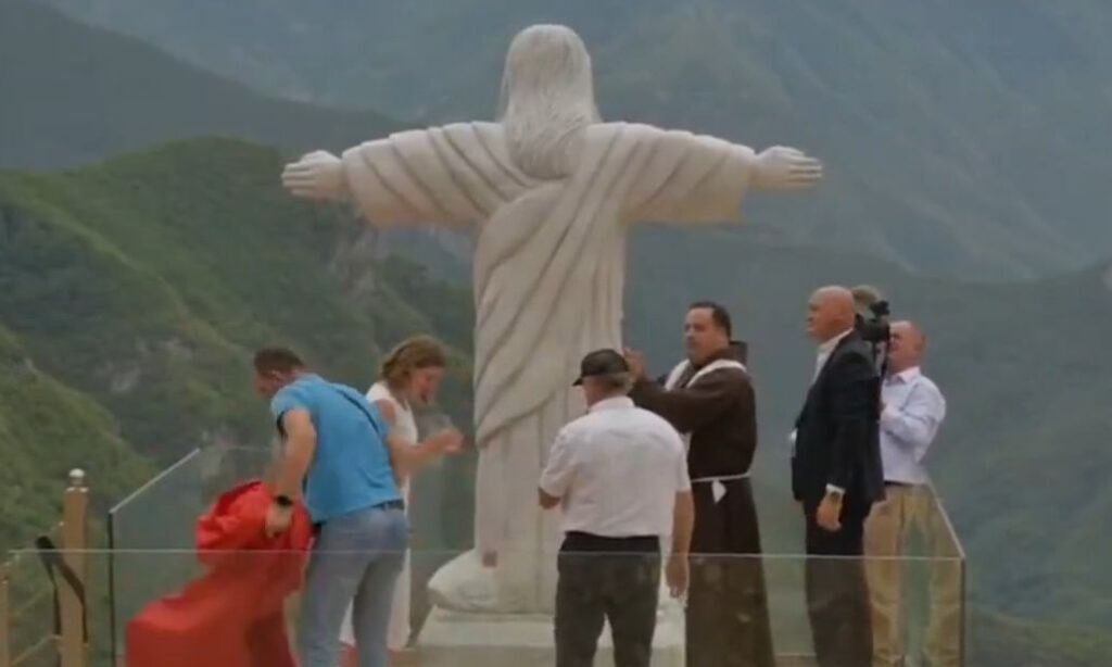 Για πρώτη φορά στην ιστορία άγαλμα του Χριστού θα δεσπόζει στην Αλβανία