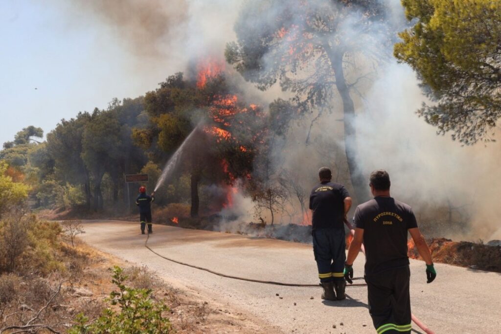 Φωτιά τώρα: Τραυματίστηκαν 15 πυροσβέστες ‑ Συνολικά 56 διακομιδές του ΕΚΑΒ