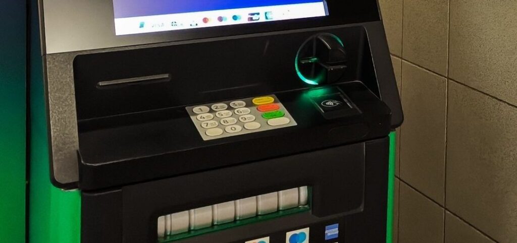 Όλες οι τράπεζες σε ένα ΑΤΜ – Οι νέες αλλαγές στις χρεώσεις