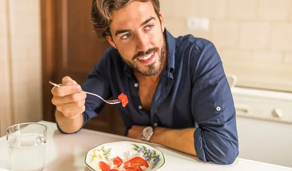 Μεταγευματική υπνηλία: Γιατί νυστάζεις μετά το φαγητό – 5 τρόποι να το αντιμετωπίσεις