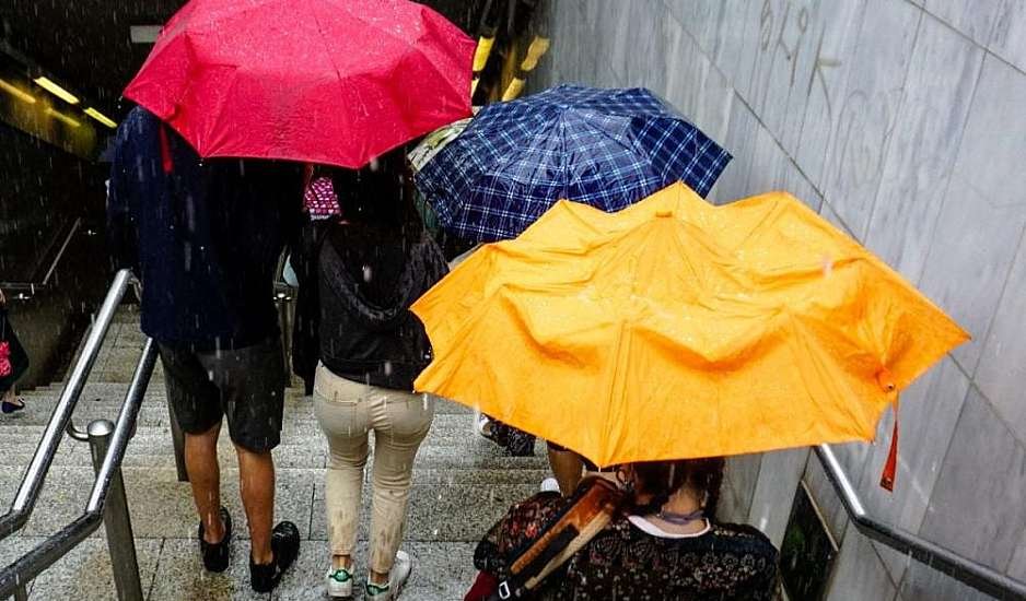 Καιρός: Σποραδικές βροχές, καταιγίδες και αισθητή πτώση της θερμοκρασίας την Τρίτη