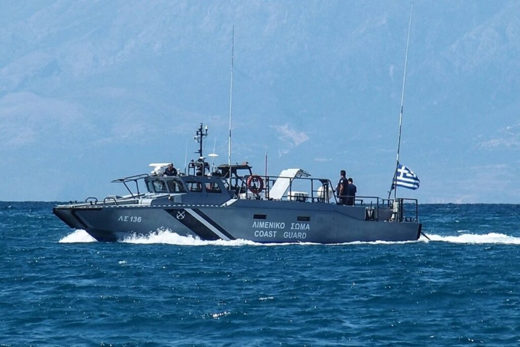 Σκάφος με επτά επιβαίνοντες προσέκρουσε σε βραχώδη ακτή στη Χαλκιδική – Τρεις τραυματίες