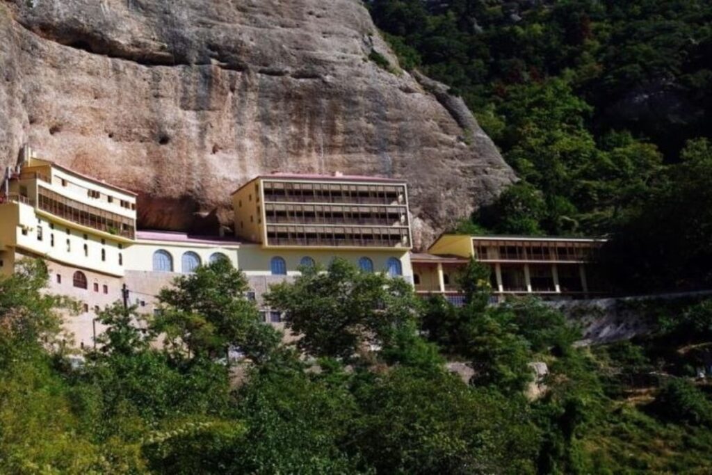 Συνέλαβαν ηγούμενο για αρχαιοκαπηλία στα Καλάβρυτα ‑ Θα πουλούσε Ευαγγέλιο του 1700