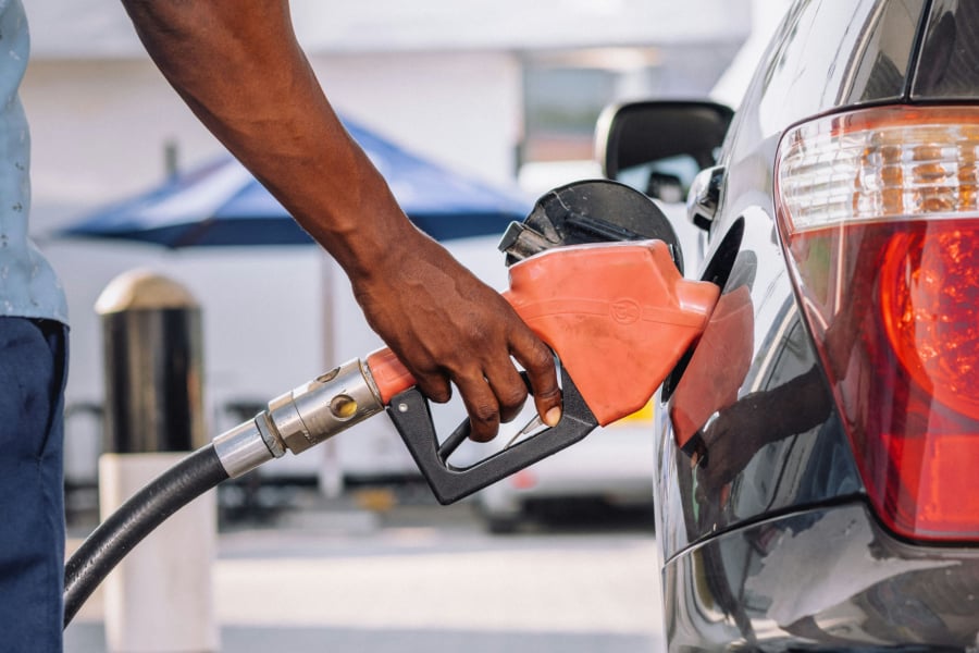 Καύσιμα και ρεύμα υπό ασφυκτική φορολογία – Σταθερά υψηλές οι επιβαρύνσεις