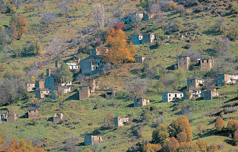 Μεγαλύτερο ΕΝΦΙΑ πληρώνουν τα ερείπια του Γράμμου απο τις βίλες της Μυκόνου