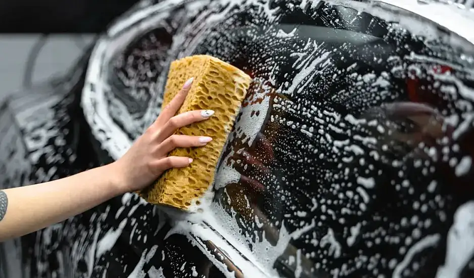 Πλένεις το αυτοκίνητο σου στον δρόμο; Δες τι πρόστιμο που σε περιμένει