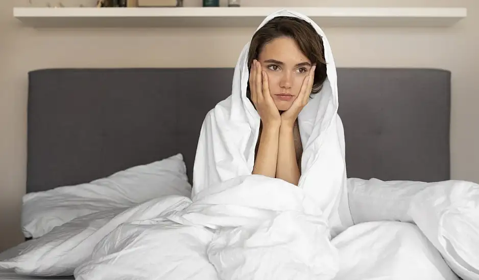 Ύπνος: Τι είναι το ξαφνικό τίναγμα που νιώθετε πριν αποκοιμηθείτε – Οι εξηγήσεις των ειδικών