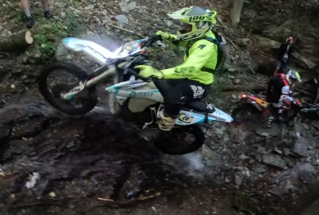 Στιγμές δράσης από τον 1ο Πανελλήνιο Αγώνα Extreme Enduro στην Καστοριά!